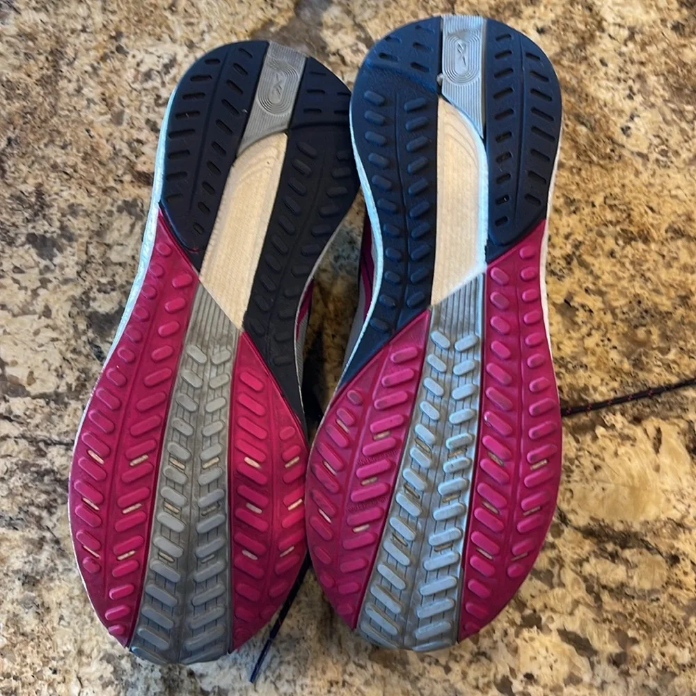 Gently Used Reebok sneaker - Picture 4 of 7